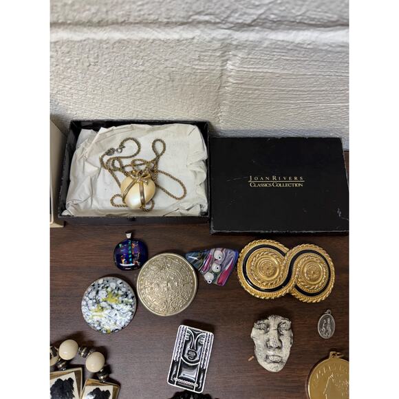 Box of vintage costume jewelry lot - Picture 4 of 15